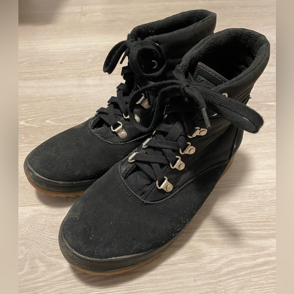 Camp boot: Water-resistant lace up winter boots